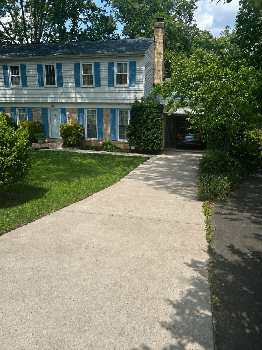 Clean driveway and walkway with improved curb appeal after AHL Wash service