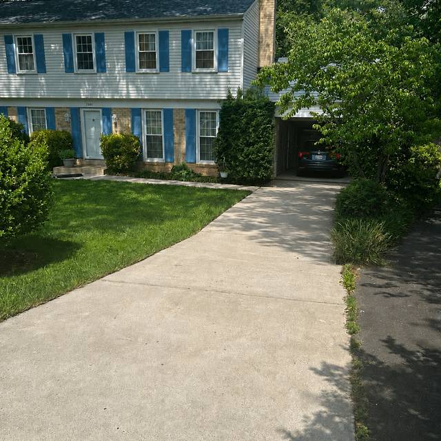 Clean driveway and walkway with improved curb appeal after AHL Wash service